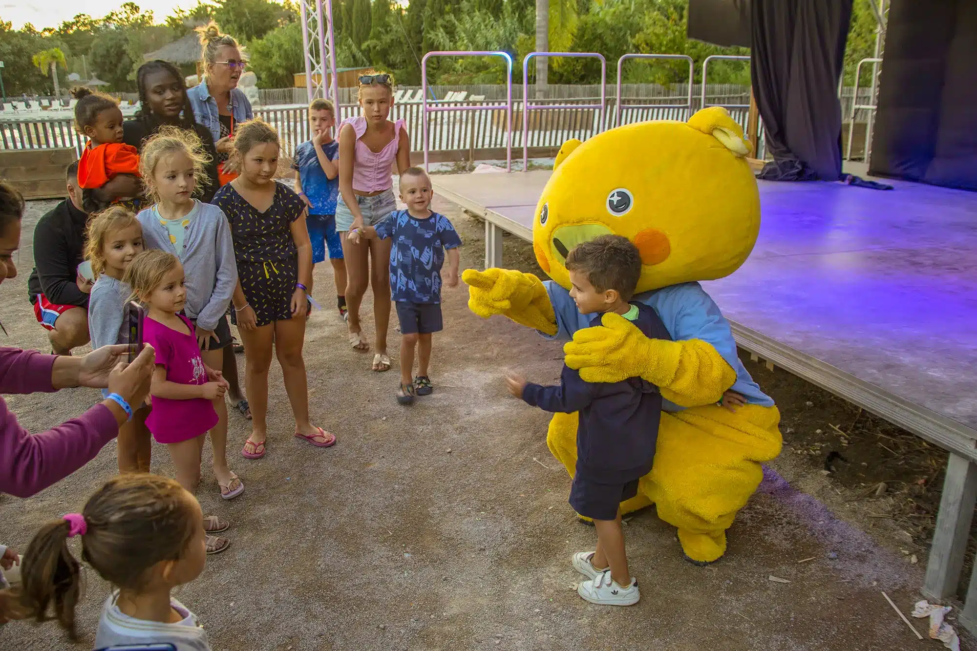 mascotte enfant camping
