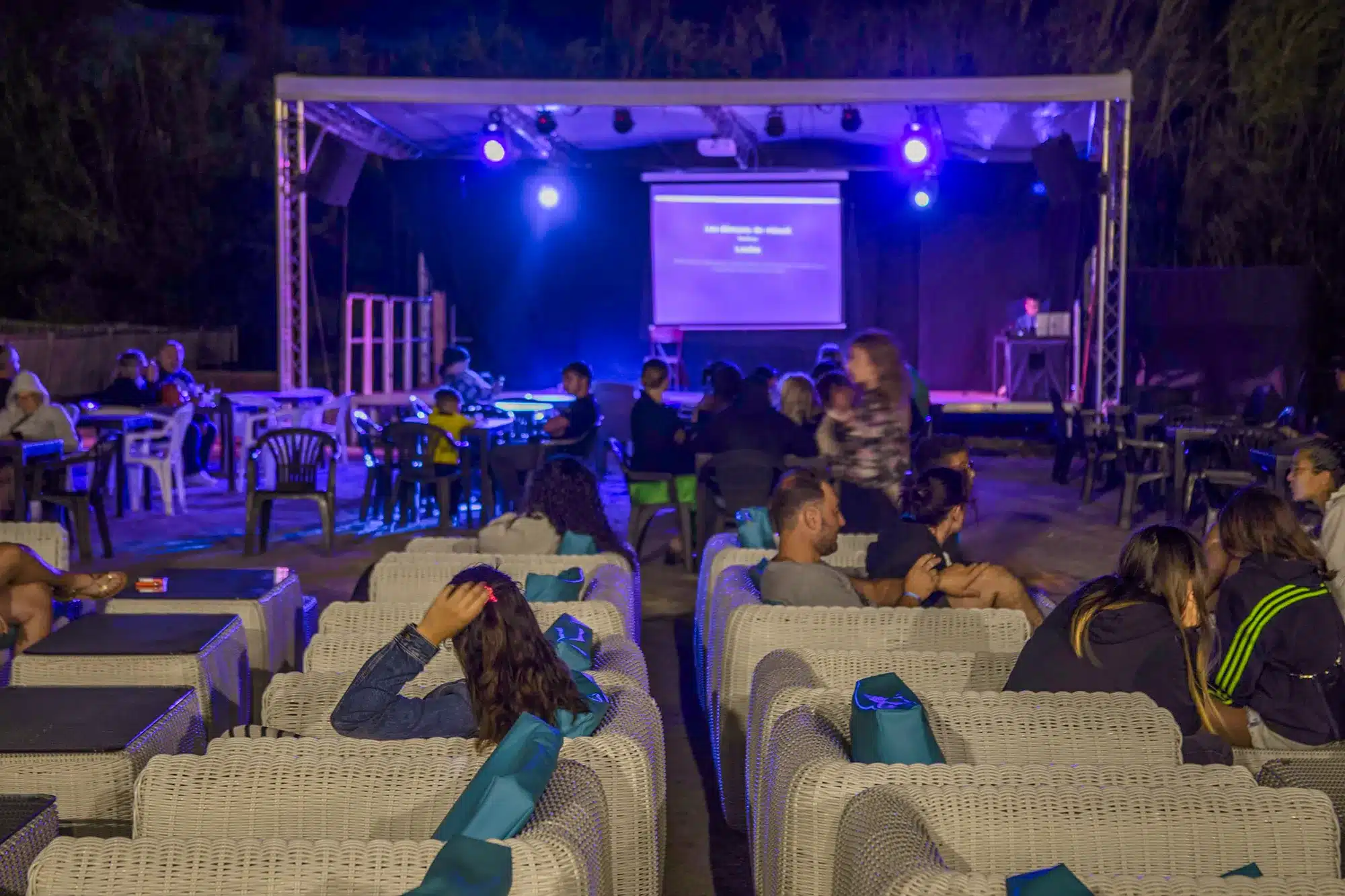 Projection en plein air lors d’une soirée au camping Le Lagon d’Argelès