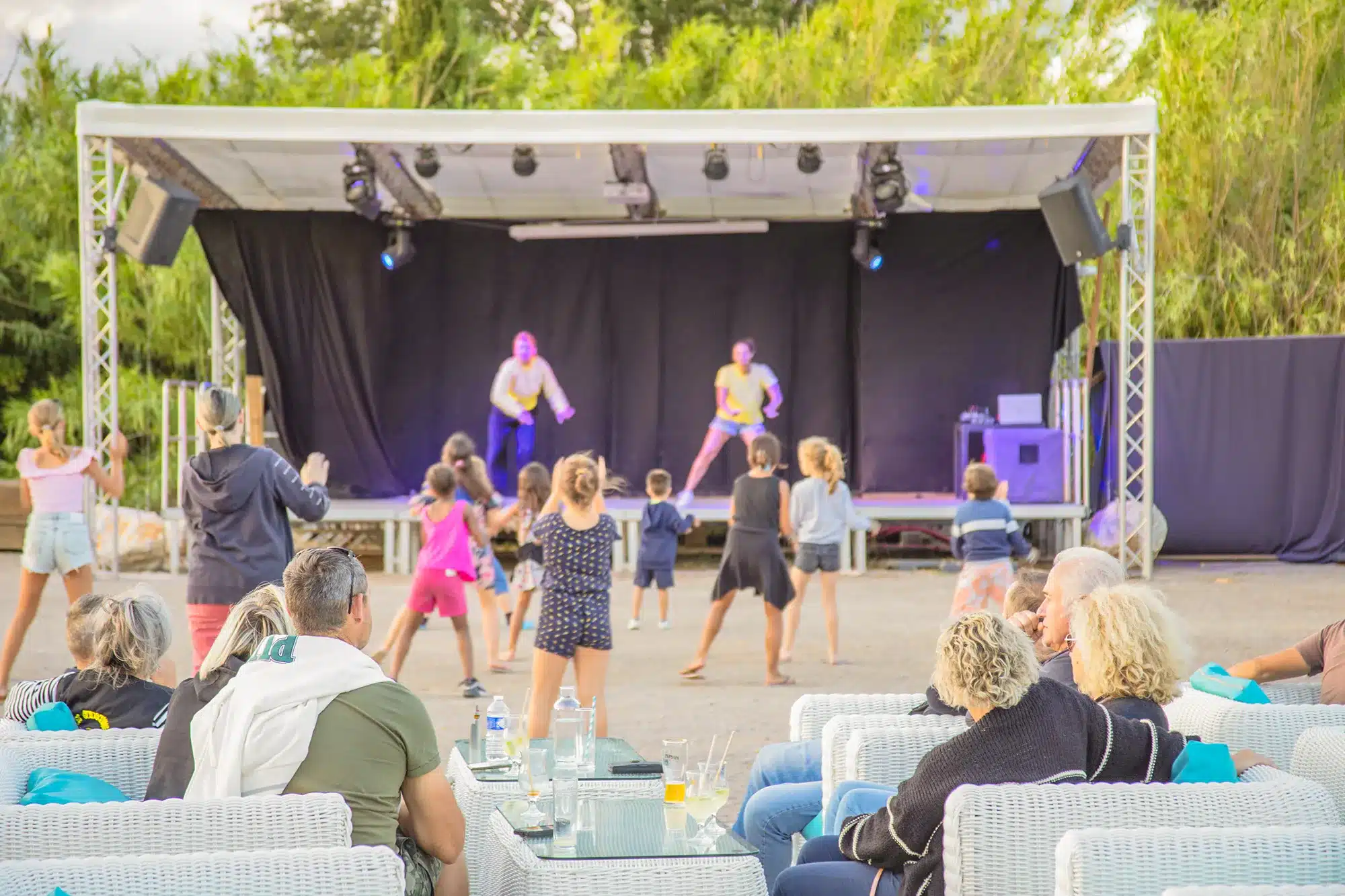 Spectacle en soirée sur la scène du camping Le Lagon d’Argelès
