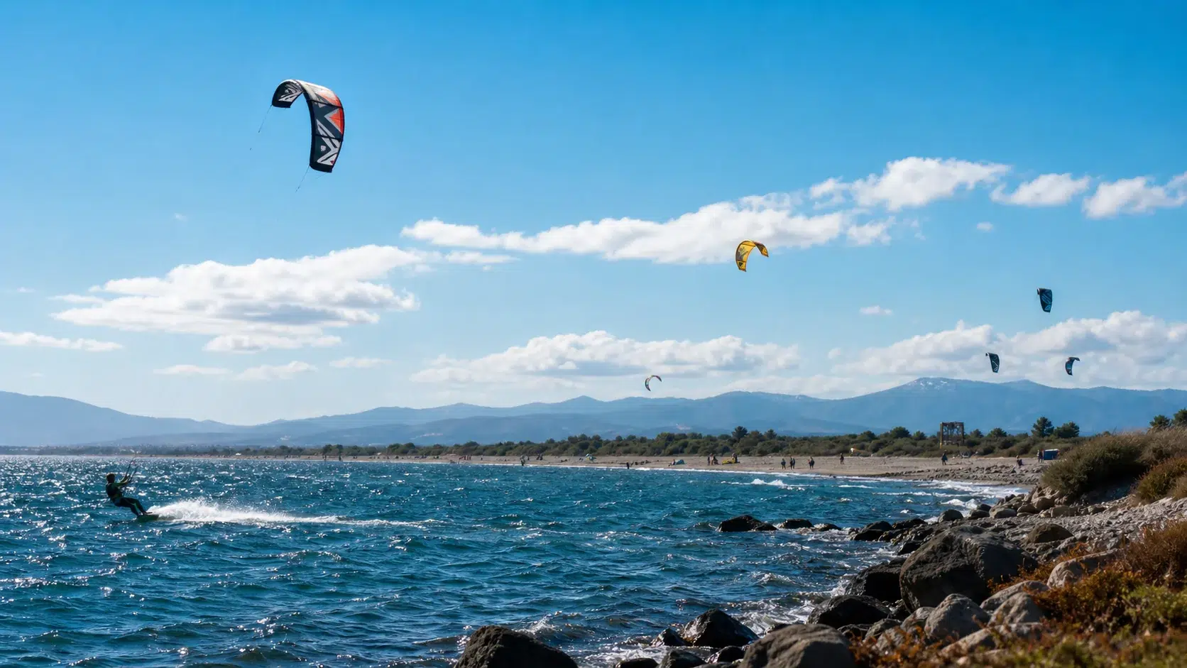 Kitesurfs sur la plage de Torreilles, sports nautiques dans les Pyrénées-Orientales